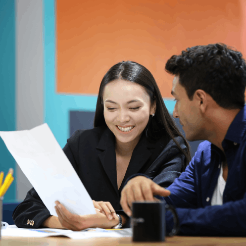 A project manager tracks deadlines for Vietnamese Translation Services in Massachusetts on business reports and proposals.