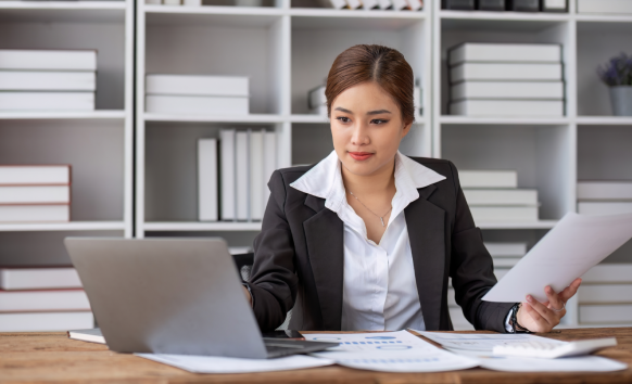 A translator ensuring accurate court document translation services in Massachusetts for legal submissions with precision.